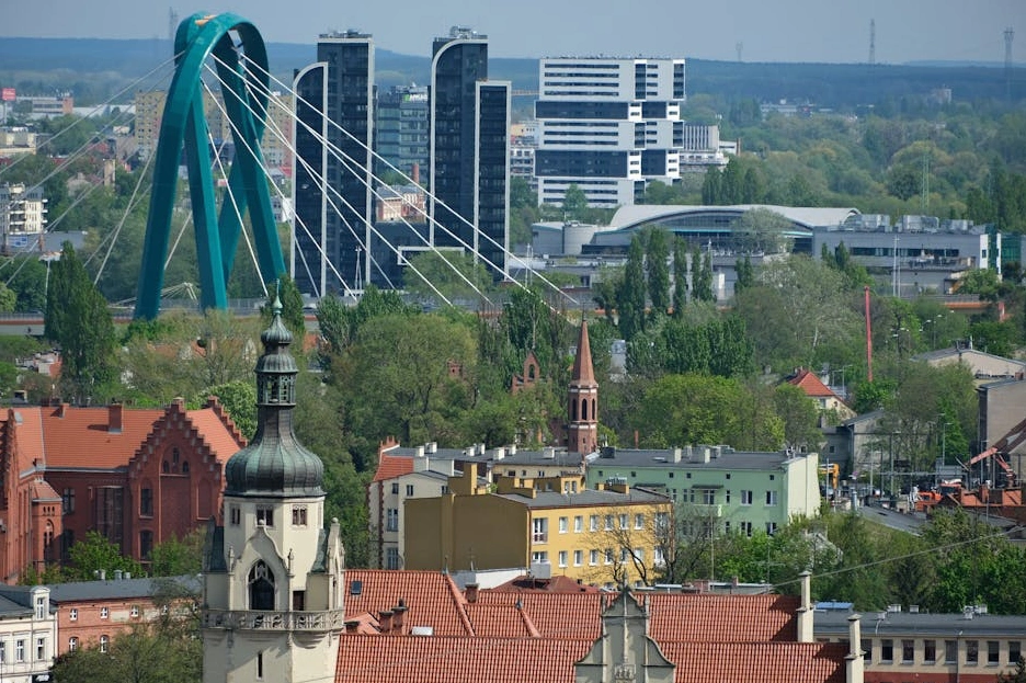 Nowoczesny budynek biurowy symbolizujący wzrost i stabilność finansową.